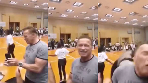 Arnold Schwarzenegger in zijn rug aangevallen met een laffe dropkick