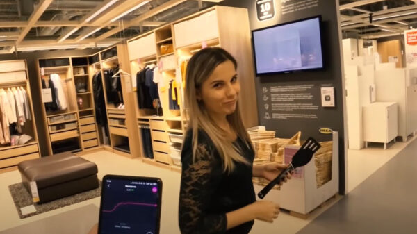 Russisch stelletje heeft een ontzettend gezellige middag in de IKEA