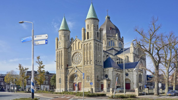 Voor slechts 1,9 miljoen woon jij in deze gruwelijke kerkvilla in Maastricht