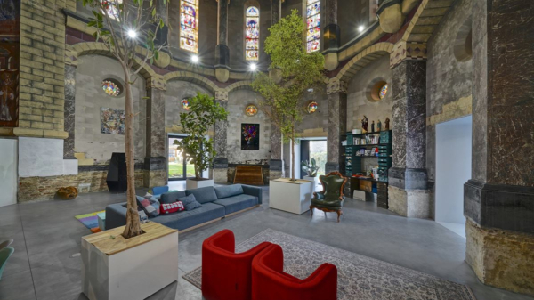 Voor slechts 1,9 miljoen woon jij in deze gruwelijke kerkvilla in Maastricht
