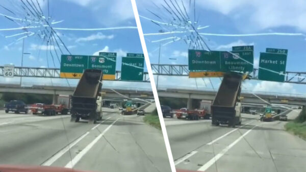 Vrachtwagenchauffeur vergeet ff dat zijn laadbak nog omhoog staat