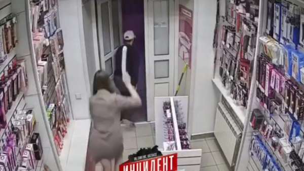 CCTV: Russische overvaller wordt met enorm apparaat de winkel uit gemept