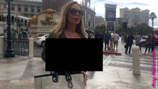 Latexmodel en actrice Mary Madison doet een rondje Las Vegas