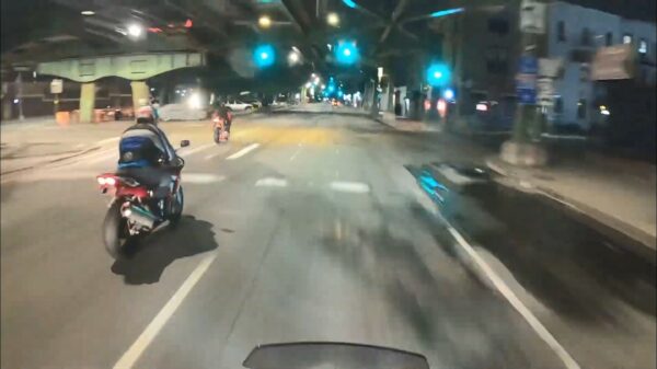 Lulletje rozenwater wil racen met motorrijders en crasht zijn auto