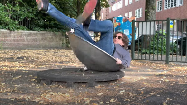 Hans Teeuwen leeft zich helemaal uit in de speeltuin