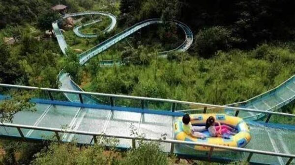 Niet voor mensen met hoogtevrees: een glazen waterglijbaan door de Chinese bergen