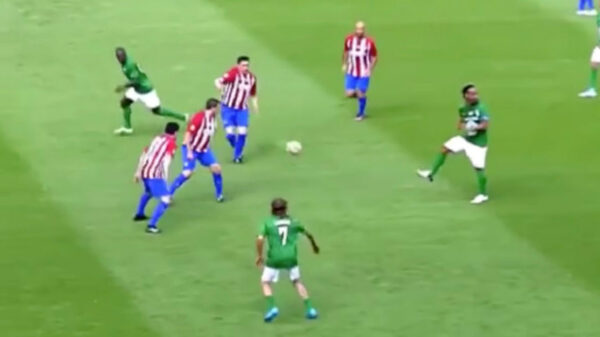 Toch weer even een voorbeeld waarom Ronaldinho één van de meest zieke voetballers ooit was!