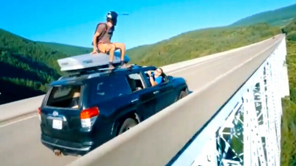 Leipo springt van rijdende auto en basejumpt zo de brug af