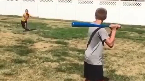 Honkballer bezorgt zijn broertje een perfect geplaatste headshot