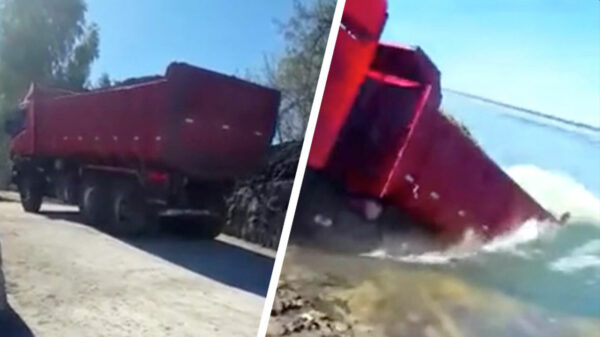 Vrachtwagenchauffeur wil zijn lading dumpen maar gaat kopje onder