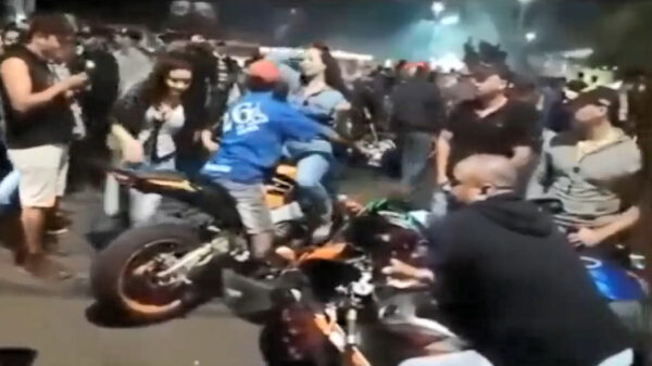 Droeftoeter is ietwat nerveus als er twee chicks op zijn motor stappen