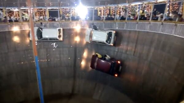 Gewoon een aantal adrenalinejunkies in de Indiase 'wall of death'