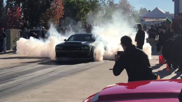 Uit de oude doos: patser in Dodge Demon laat zien hoe je een burnout maakt