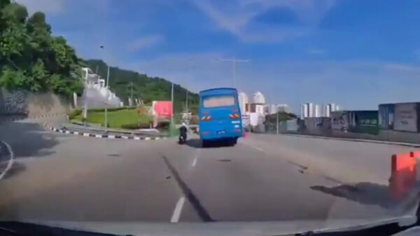 De close call van de week: motorrijder komt met een gebroken been nog verdomde goed weg