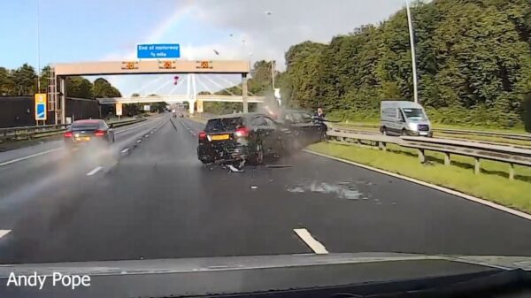 Pechvogel knalt midden op de snelweg vol op een 'geparkeerde' auto