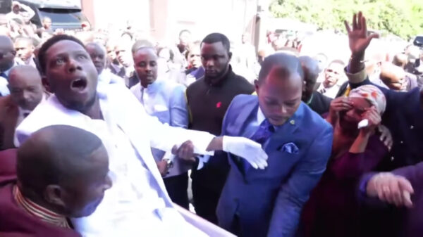 Pastoor verricht een wonder en brengt de "doden" weer tot leven