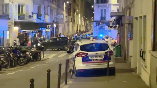 Auto knalt keihard terras in Parijs op: 1 dode en 6 gewonden