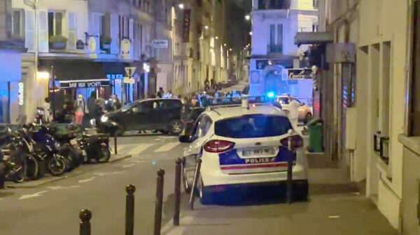 Auto knalt keihard terras in Parijs op: 1 dode en 6 gewonden