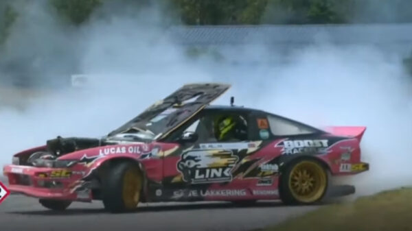 Driftende eindbaas haalt monsterscore met motorkap op zijn voorruit