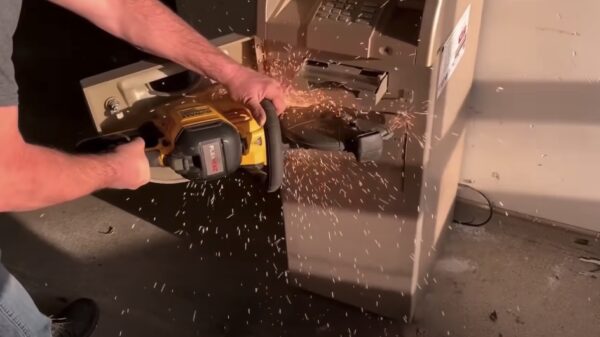 Verlaten pinautomaten slopen opzoek naar gratis geld