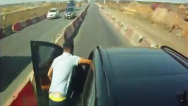 Auto van stoertje met stok wordt gesloopt als hij een vrachtwagenchauffeur aanvalt