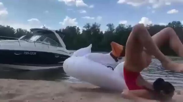 Wannabe-Pamela Anderson maakt prachtige schorpioen op het strand