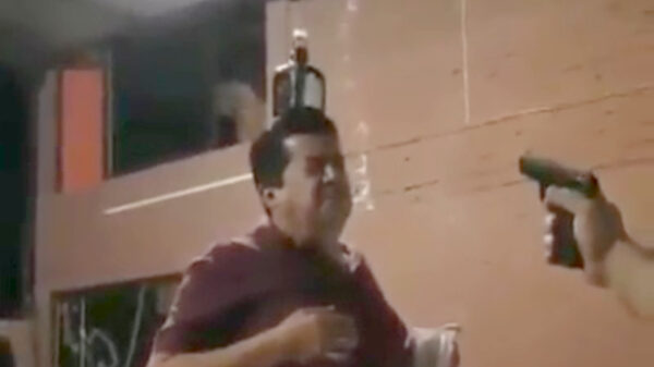 Doe eens gek, laat eens een drankfles van je hoofd schieten