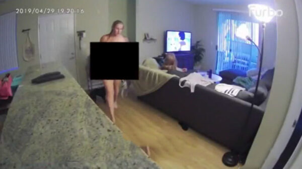 Oppas van honden loopt naakt in huis rond en neemt vriendje mee naar de slaapkamer