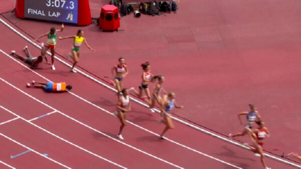 Bizarre comeback: Sifan Hassan onderuit tijdens 1.500 meter maar wint alsnog