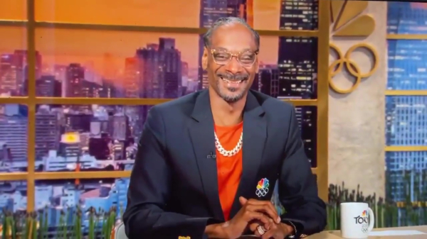 Lieve tv-mensen, mag Snoop Dogg vanaf nu bij alle sportwedstrijden het commentaar doen?