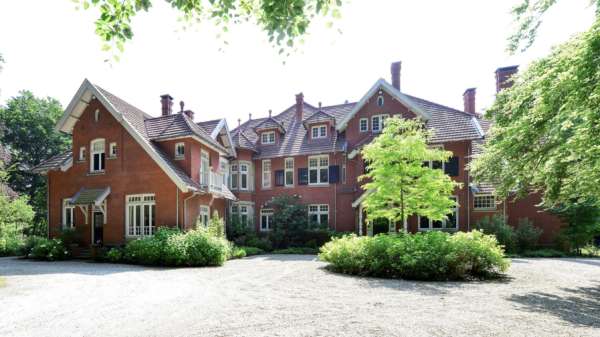Ziekelijk groot landhuis in de gemeente Bloemendaal is voor slechts 7,8 miljoen euro al van jou
