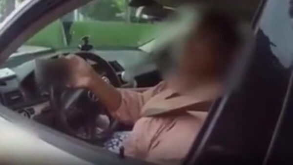 Ultra-Karen scheldt agent die haar aanhoudt uit voor 'racistische moordenaar'