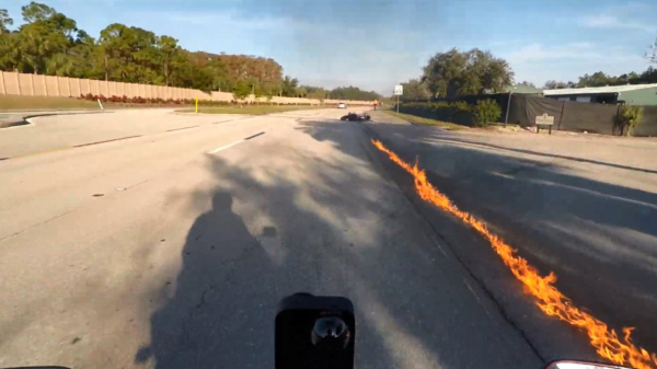 Ghost Rider laat een vlammenzee achter als hij zijn grip verliest en crasht