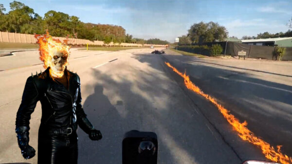Ghost Rider laat een vlammenzee achter als hij zijn grip verliest en crasht