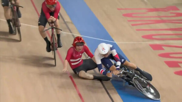 Video: Deense baanwielrenner knetterhard onderuit nadat 'ie tegen afzakkende Engelsman aan rijdt
