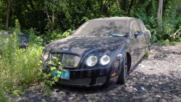 Bizarre video laat zien hoe supervette auto's in China staan weg te rotten