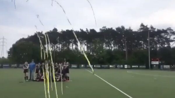 Belgisch hockeyteam viert kampioenschap door onder hoogspanningskabels slingers de lucht in te schieten
