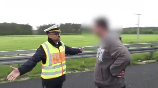 Duitse agent laat filmende ramptoeristen uitstappen om van dichtbij te komen kijken