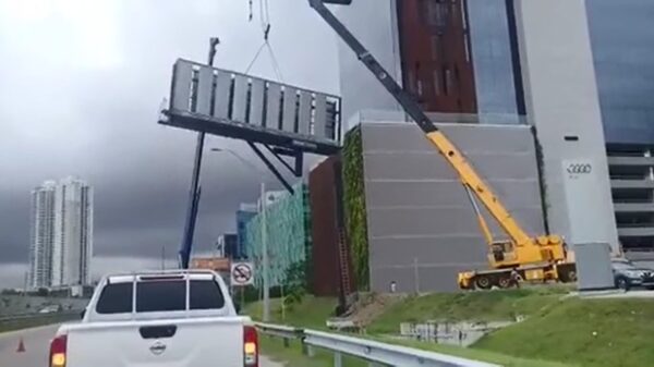 Kraanmachinist neemt iets te veel hooi op zijn vork