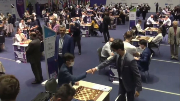 De meest awkward handdruk ooit was tijdens het wereldkampioenschap schaken 2021