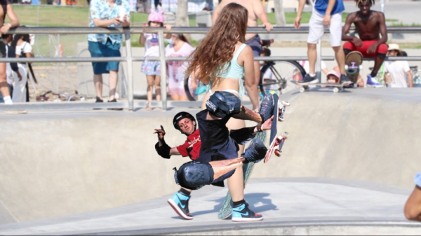 Skatergirl Pauline Branom trekt veel bekijks met haar 'trucs' op het skatepark