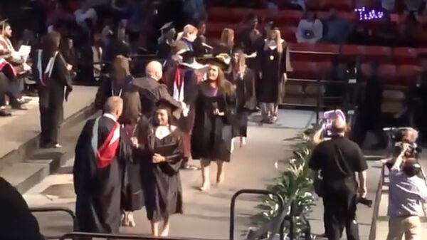 Student maakt ouders trots met backflip tijdens examenuitreiking