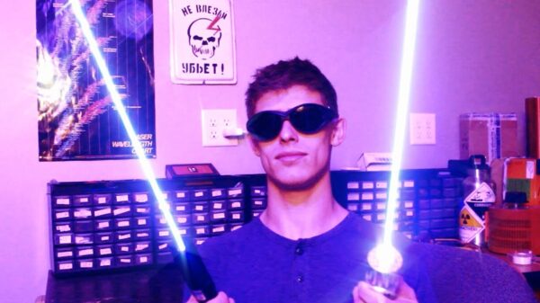 Nerd koopt illegale blauwe lasers op eBay en maakt ze nóg sterker