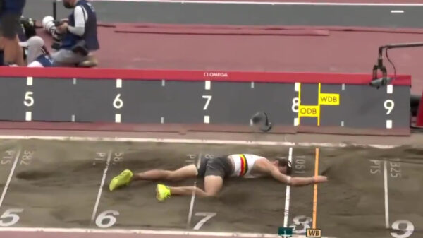 Belgische verspringer afgevoerd in rolstoel na harde val op de Olympische Spelen