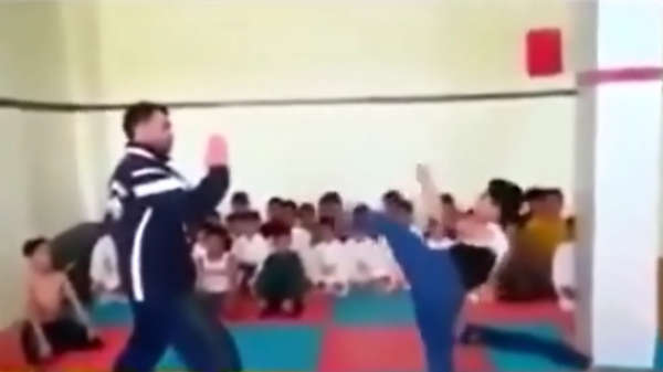 Hardhandige karateleraar is absoluut geen fan van de zachte aanpak