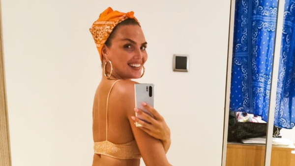 Kim Feenstra slaat bodyshamers met heerlijke bikinifoto om de oren