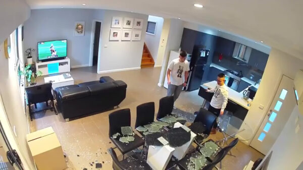 Glazen tafel verandert na zacht tikje in puzzel van een miljoenmiljard stukjes