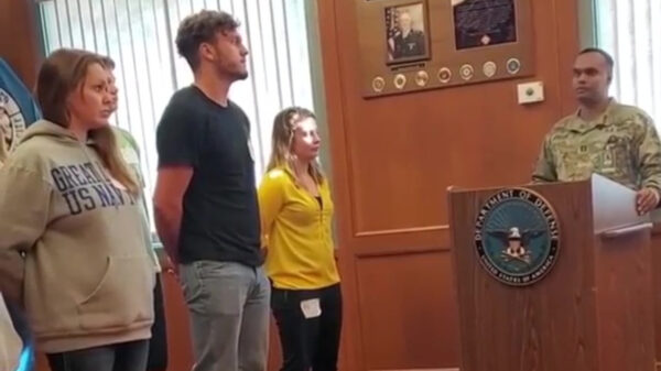 Oma weet met oldschool ringtone het beëdigen van de militairen te verpesten