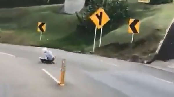 Longboarder vlamt naar beneden en wordt gelanceerd na verraderlijk bochtje