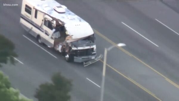 Vrouw rijdt gestolen camper aan gort en zorgt voor spectaculaire achtervolging